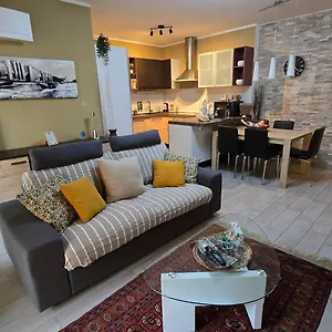 Prime - Large Independent Apartment, Air Conditioning, 2 Bathrooms, 2 Free Covered Parking Spaces, No Restricted Traffic Zone, Train Station 100m, Theatre 150m, Historic Centre Apartamento Varese